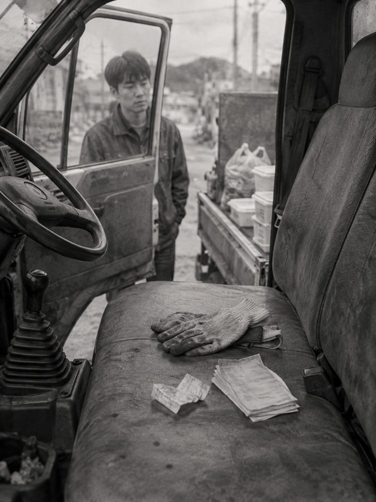 희망호의 빈 운전석과 목장갑, 영수증, 주문 메모